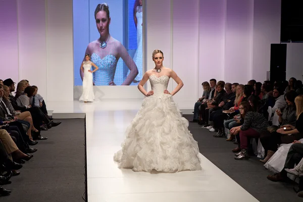 Modelo de moda en vestido de novia — Foto de Stock