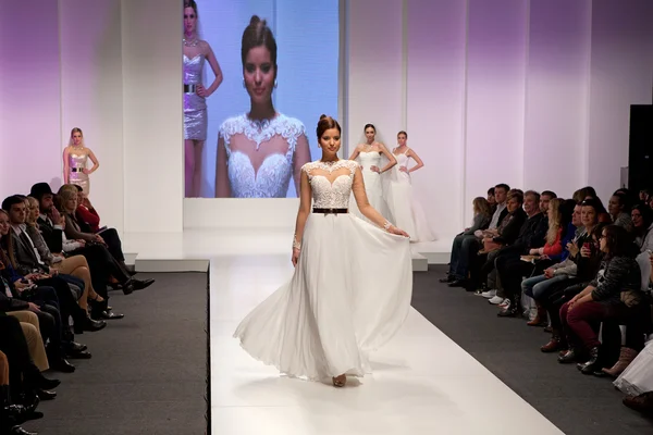 Modelo de moda en vestido de novia — Foto de Stock