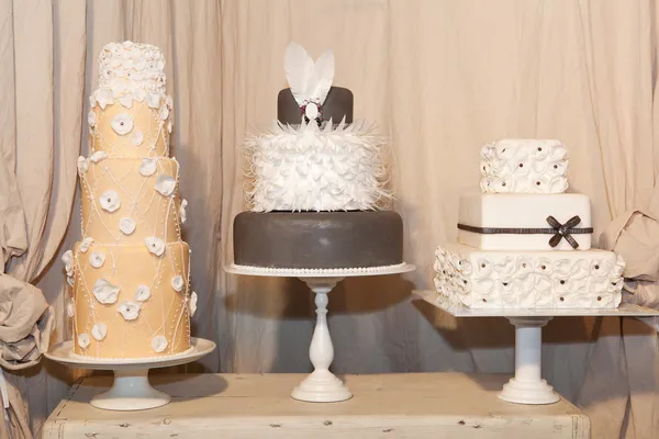 Üç şık düğün pastaları — Stok fotoğraf