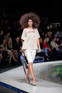 catwalk adlı moda modelleri