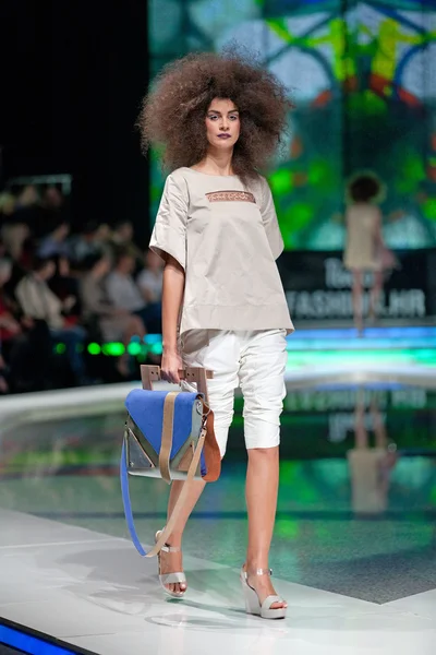 Fashion models at catwalk — Stock Photo, Image