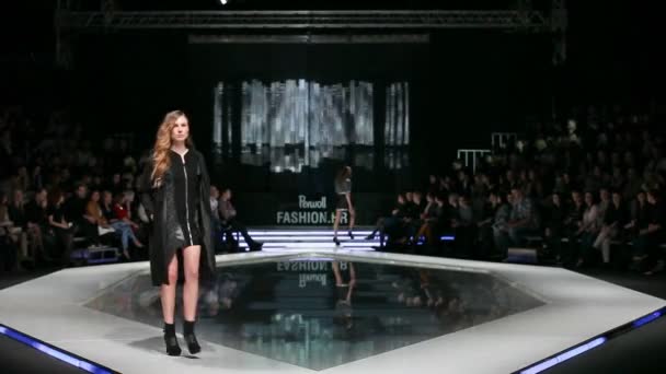 Fashion model on the catwalk — Stock Video