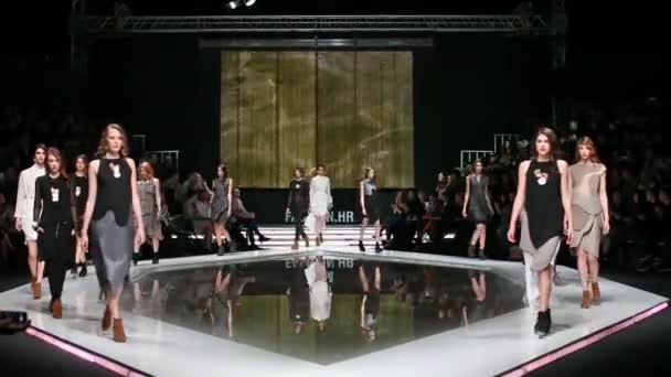 Fashion models on the catwalk — Stock Video