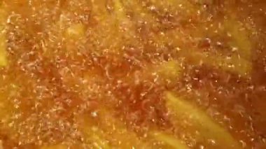 Sıcak yağda patates kızartması.