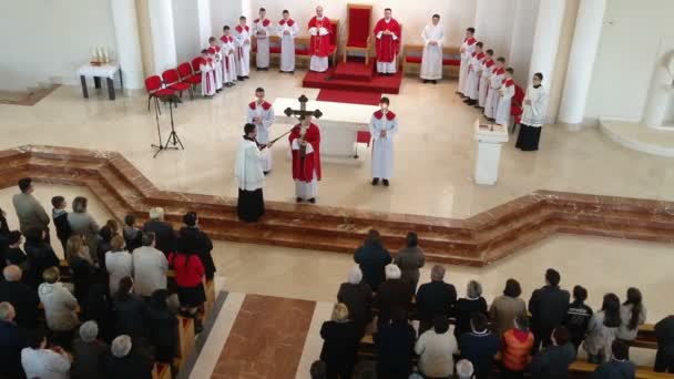 Gottesdienst an einem heiligen Samstag — Stockvideo