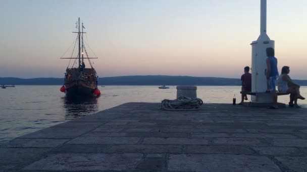 Touristenboot aus Holz kommt in Marina in Selce an — Stockvideo