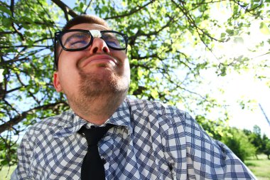 Gözlüklü bir adam