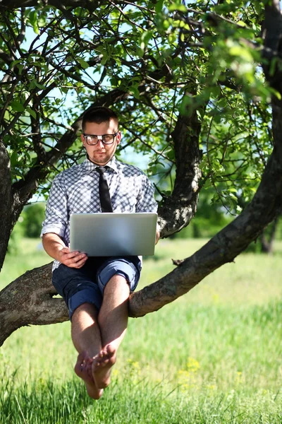 Un uomo con gli occhiali — Foto Stock