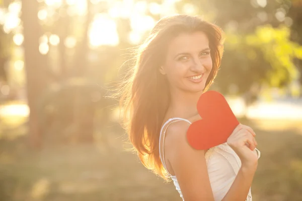 Žena s červeným srdcem — Stock fotografie