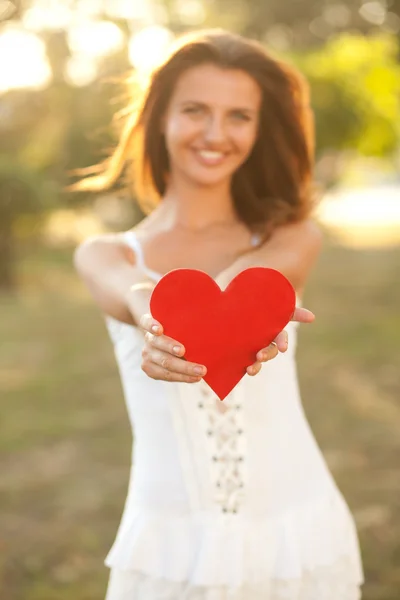 Mulher com coração vermelho — Fotografia de Stock