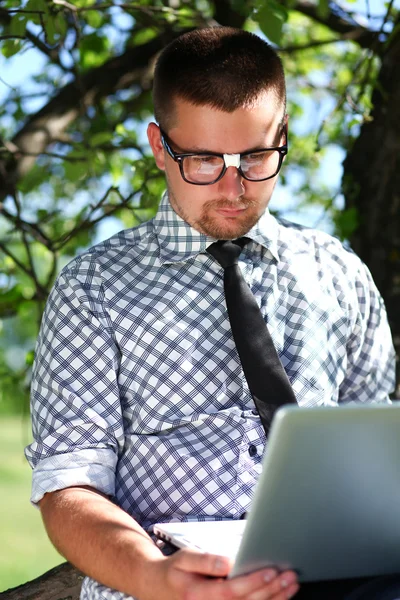 Un hombre con gafas — Foto de Stock