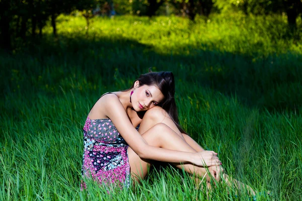 bir ışık mor elbiseli kadın