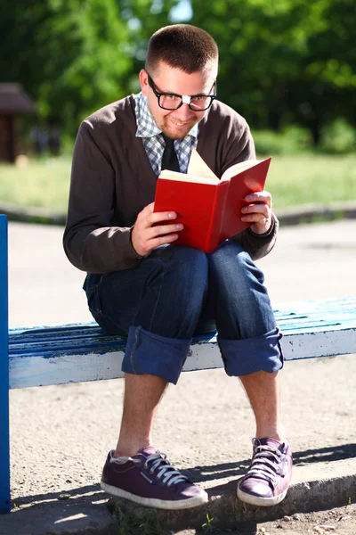 Un uomo con gli occhiali — Foto Stock