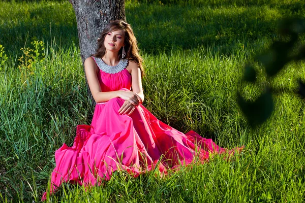 Frau in einem langen rosa Kleid — Stockfoto