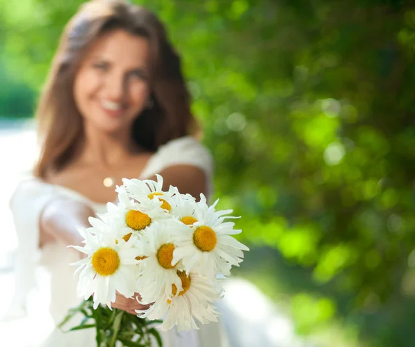 Woman with daisies — Stock Photo, Image