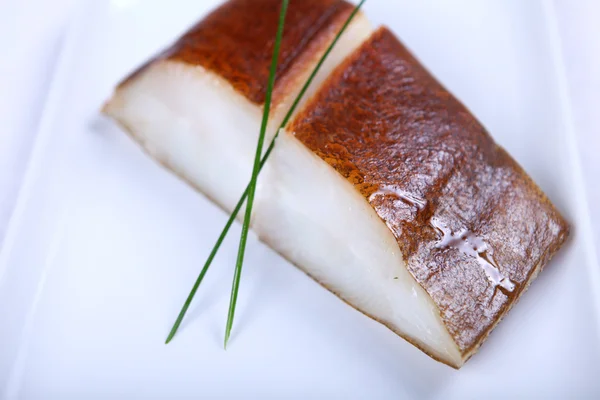 Färsk vit fisk med sallad — Stockfoto