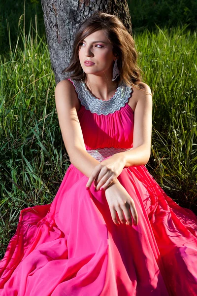 Mujer en un vestido largo rosa —  Fotos de Stock