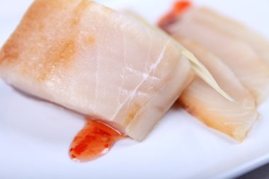 çiğ beyaz balık sosu ile