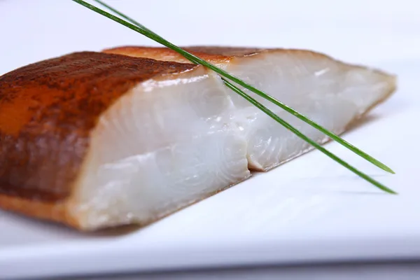 Peixe branco fresco com salada — Fotografia de Stock