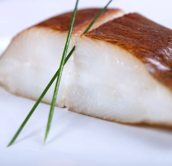 Peixe branco fresco com salada — Fotografia de Stock