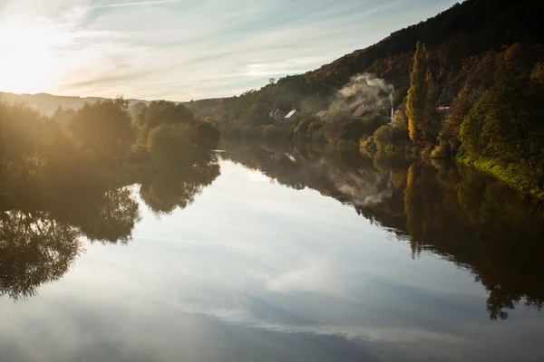 Nederzetting in de buurt van de rivier en bos — Stockfoto