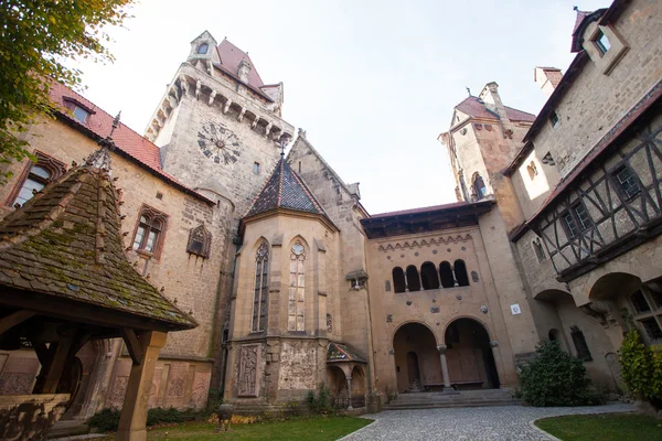 Antico castello con cancello e torri — Foto Stock