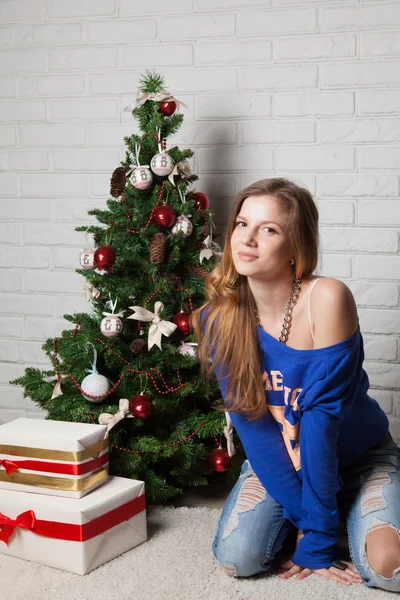Μοντέρνο κορίτσι κοντά χριστουγεννιάτικο δέντρο — Φωτογραφία Αρχείου