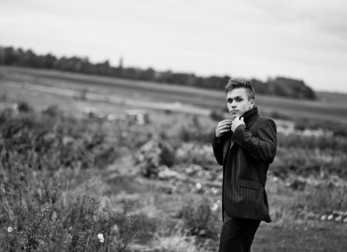 Yakışıklı genç adam.