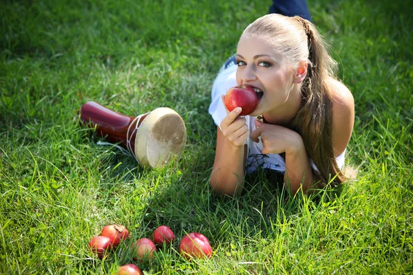 Kvinna på ängen — Stockfoto