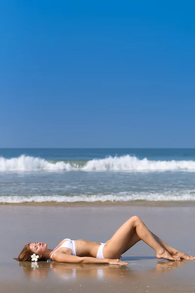 Mulher na praia — Fotografia de Stock