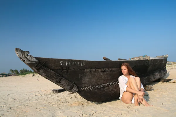 Kobieta i łodzi — Zdjęcie stockowe