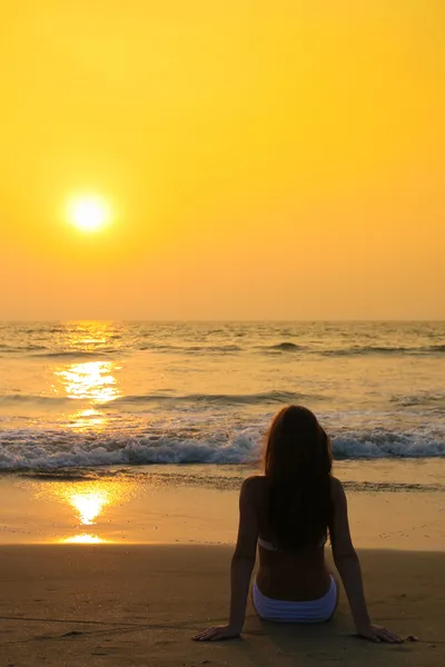 Femme sur la plage — Photo