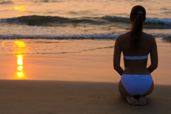 Femme sur la plage — Photo