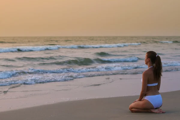 Vrouw op het strand — Stockfoto