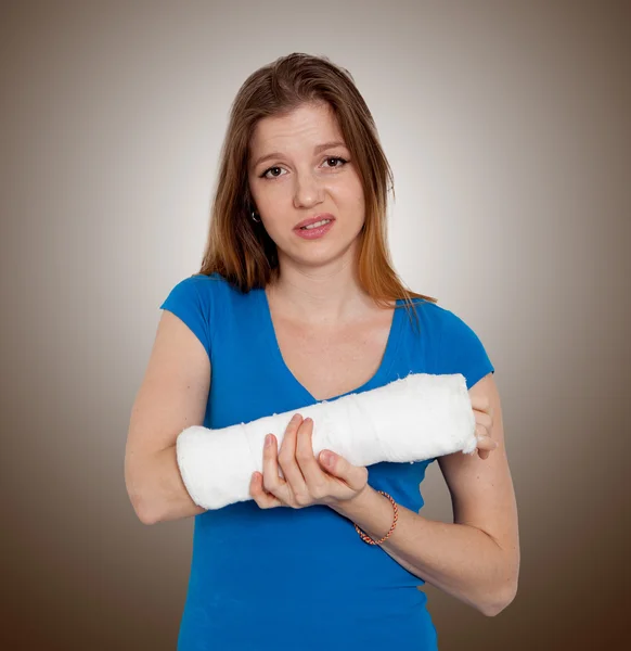 Woman with broken hand — Stock Photo, Image