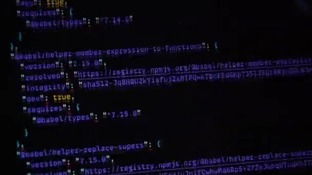 Kode biru komputer yang berjalan di atas layar hitam laptop — Stok Video