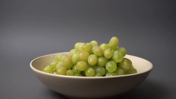 盘子里的绿色葡萄. — 图库视频影像