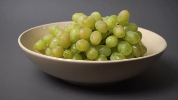 皿の中の白ブドウ. — ストック動画