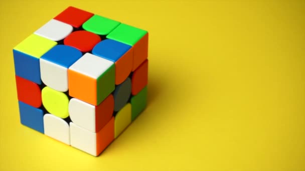 Rubiks cubo e scatola di soldi maiale — Video Stock