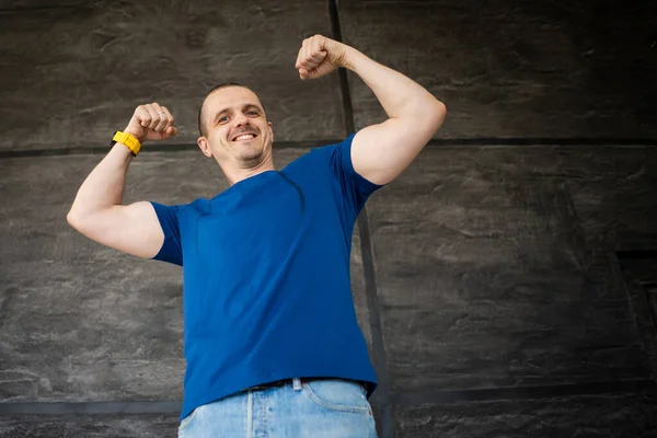 Portret van volwassen man in blauw t-shirt Rechtenvrije Stockfoto's