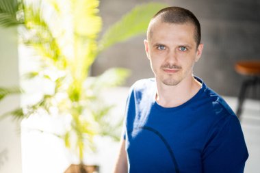 Evdeki bir adamın portresi. Çekici erkek.