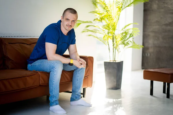 Retrato de un hombre en casa. Atractivo macho Imagen de stock