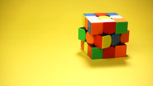 Cubo de Rubiks en fondo amarillo — Vídeos de Stock
