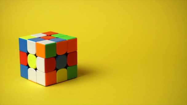 Cubo de Rubiks en fondo amarillo — Vídeos de Stock