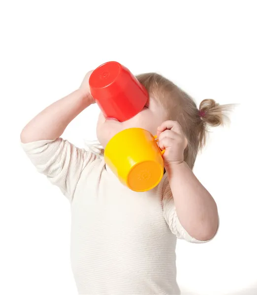Barn dricker saft från en mugg. — Stockfoto