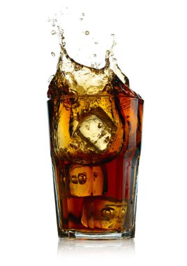 Cola cam sıçramasına. Beyaz arka plan üzerinde izole