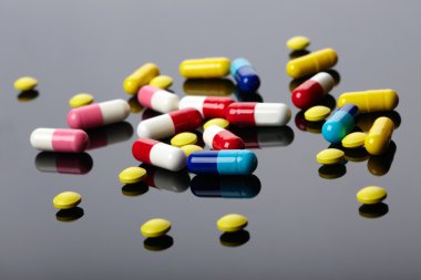 koyu arka plan üzerinde renkli hapları