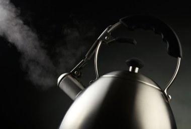 kaynar su ile çaydanlık