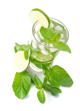 Mojito beyaz zemin üzerine kokteyl
