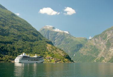 Norveç Fiyordu içinde kruvazör